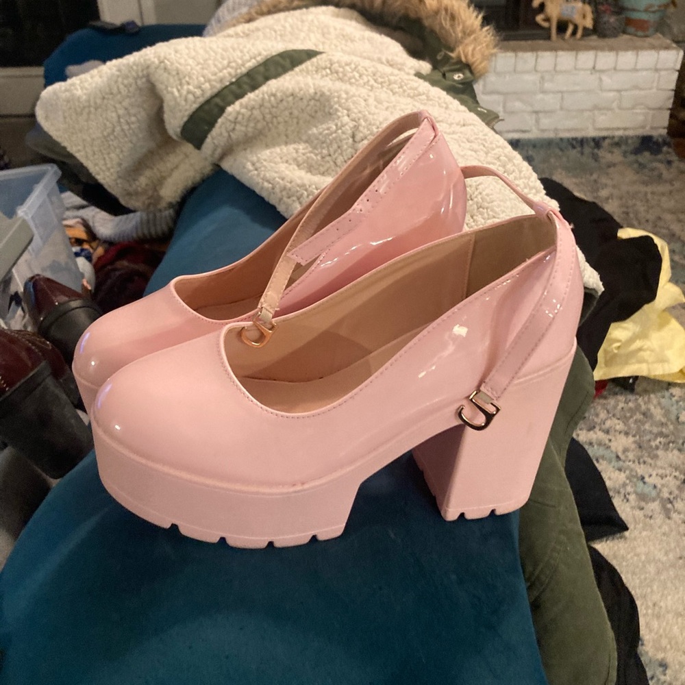 Super cute trendy pink pumps